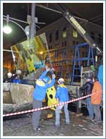 Демонтаж большого стеклопакета манипулятором с крановой вакуумной присоской в центре Москвы.
