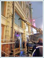 Демонтаж джамбо стеклопакета манипулятором с вакуумным подъемником в ночное время гостиница Националь в центре Москвы.