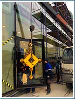 Монтаж манипулятором с вакуумной присоской стеклянной двери в центре Москвы.