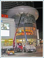 Замена большого стеклопакета на высоте 15 метров вакуумной присоской в ТЦ Сокольники комплекса зданий Алые Паруса.