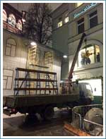 Монтаж манипулятором с вакуумной присоской большого стеклопакета в ночное время в центре Москвы.