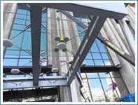 Монтаж тяжелого стекла с использованием вакуумной присоски козырька здания НБ ТРАСТ.