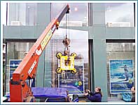 Монтаж большого витринного стеклопакета манипулятором с присоской на проспекте Маршала Жукова.