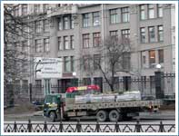 Перевозка рулонных газонов манипулятором длинномером Старая Площадь в центре Москвы.