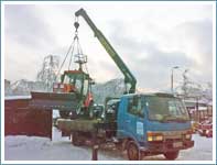 Эвакуация трактора Беларусь с навесным оборудованием для уборки манипулятором.